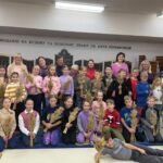 Учні Рідної школи з дідухами — українська традиція в дитячих руках.