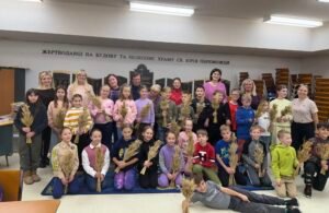 Учні Рідної школи з дідухами — українська традиція в дитячих руках.